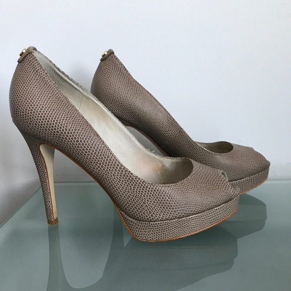 Michael Kors - Tan Crocodile Platform Heel / Pump - Picture 4 of 10